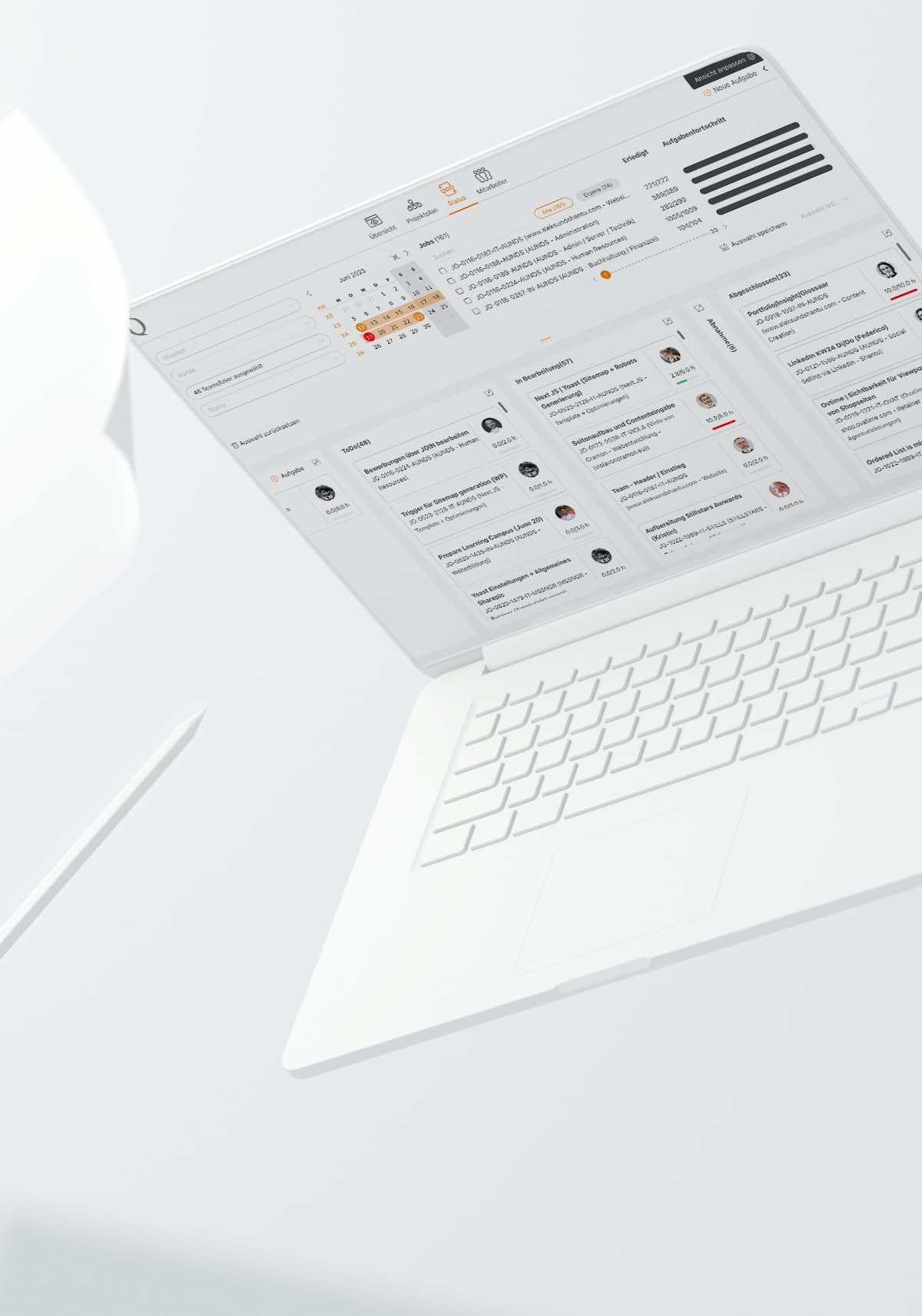 Mockup eines Laptops mit dem PM-Tool von QuoJob