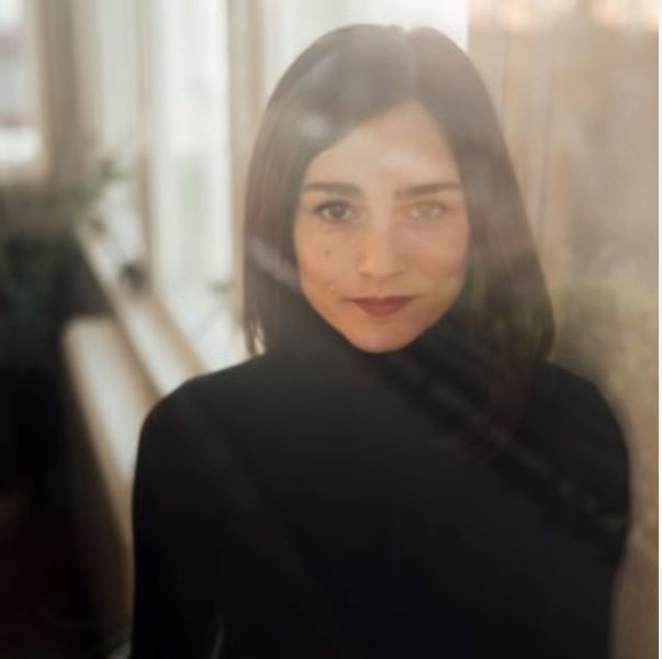 Foto von Maria Caroline Wölfle im schwarzen Pullover zum ZDF aspekte Beitrag Bayern
