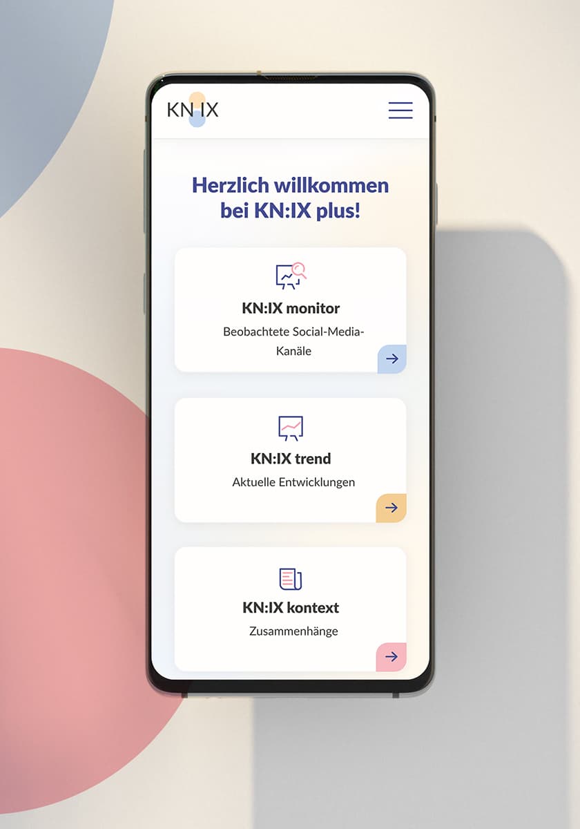 Grafik mit Android-Phone-Screen und der Startseite von KN:IX Plus sowie einem blauen und einem roten Kreis im Hintergrund (im Bildanschnitt links)