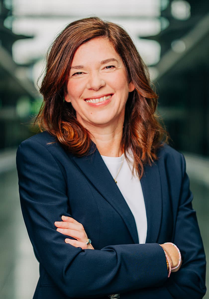 Porträt von Ophelia Nick im Business-Look blauer blazer
