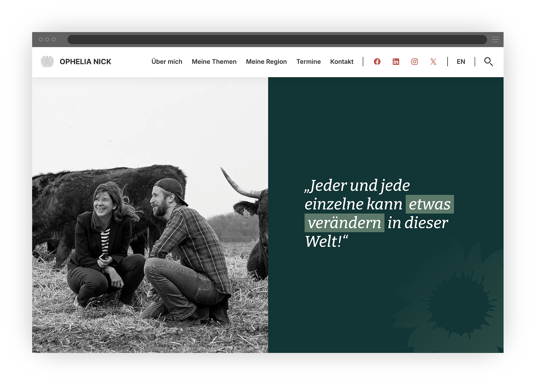 Screenshot von Websiteansicht im Splitscreen-Design, rechts mit weißem Zitat auf dunkelgrüner Fläche, links mit Schwarz-Weiß-Foto, das Ophelia Nick und einen Landwirt auf einer Kuhweide zeigt