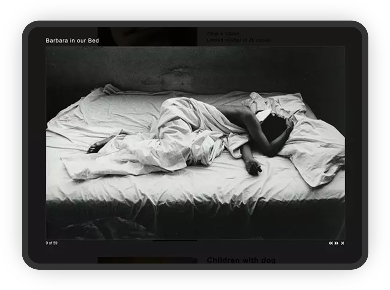 Screen eines Tablets zeigt eine Frau in einer Bettdecke eingehüllt.