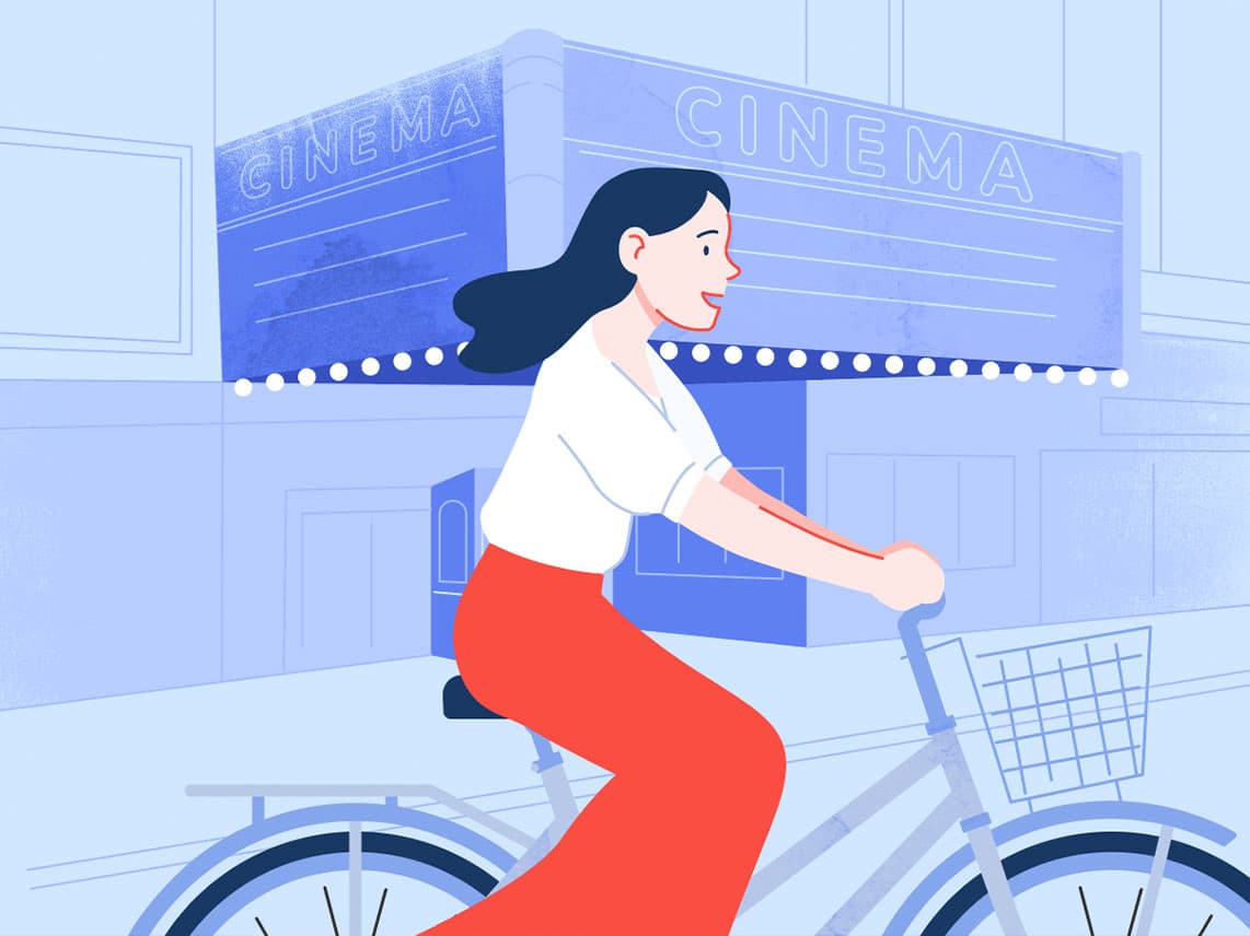 Illustration der Person Silvia Tennenbaum, fröhlich Rad fahrend, im Hintergrund Gebäudeansicht mit Kino-Eingang