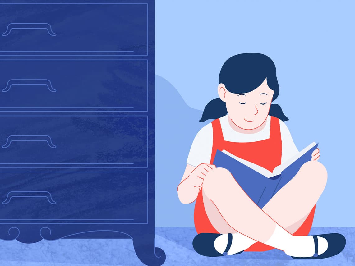 Illustration der Person Silvia Tennenbaum im Kindesalter, im Schneidersitz auf dem Fußboden sitzend, neben ihr ein Schrank